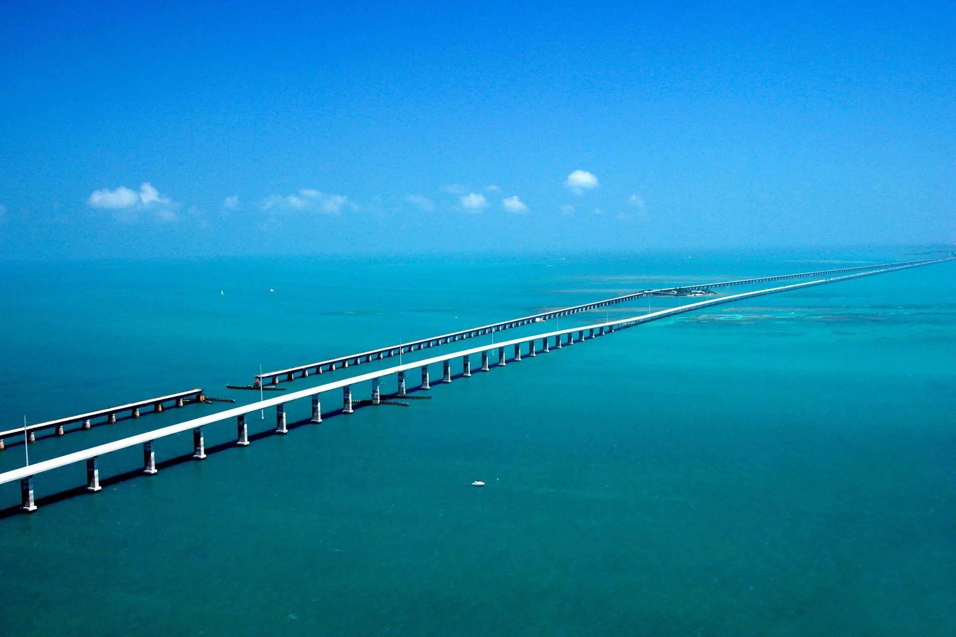 Luftbild der Seven Mile Bridge in den Florida Keys