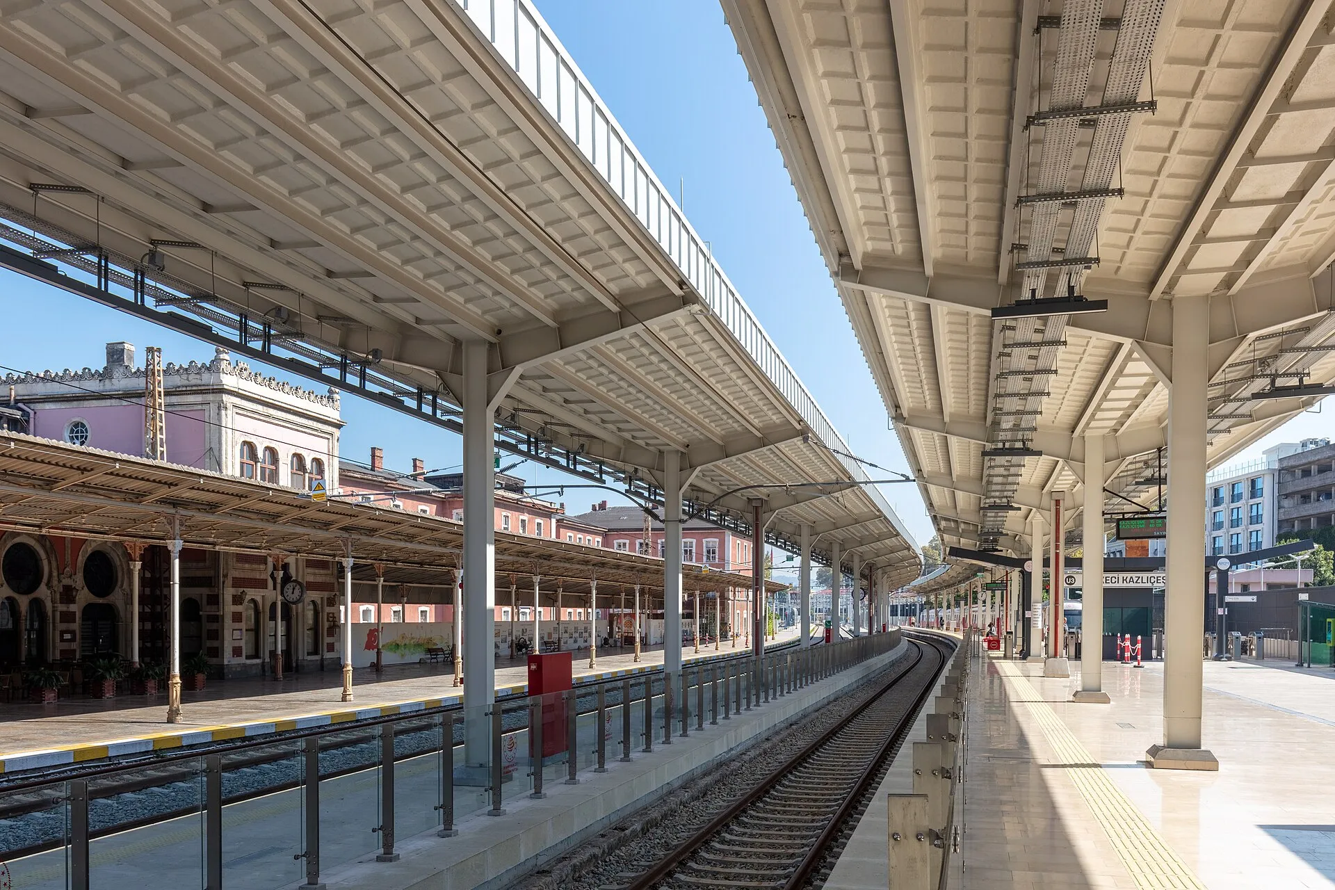 Fassade des Bahnhofs Sirkeci in Istanbul mit Uhrturm und orientalischen Bögen