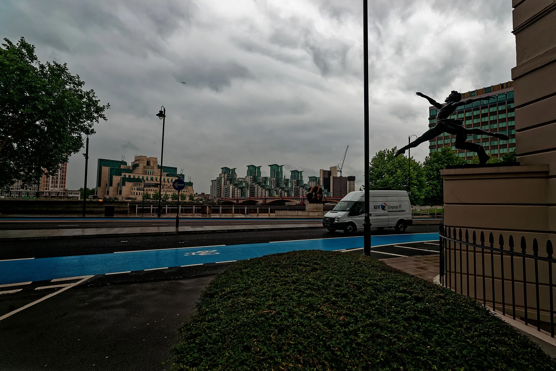 SIS-Gebäude und Vauxhall Bridge am Südufer der Themse