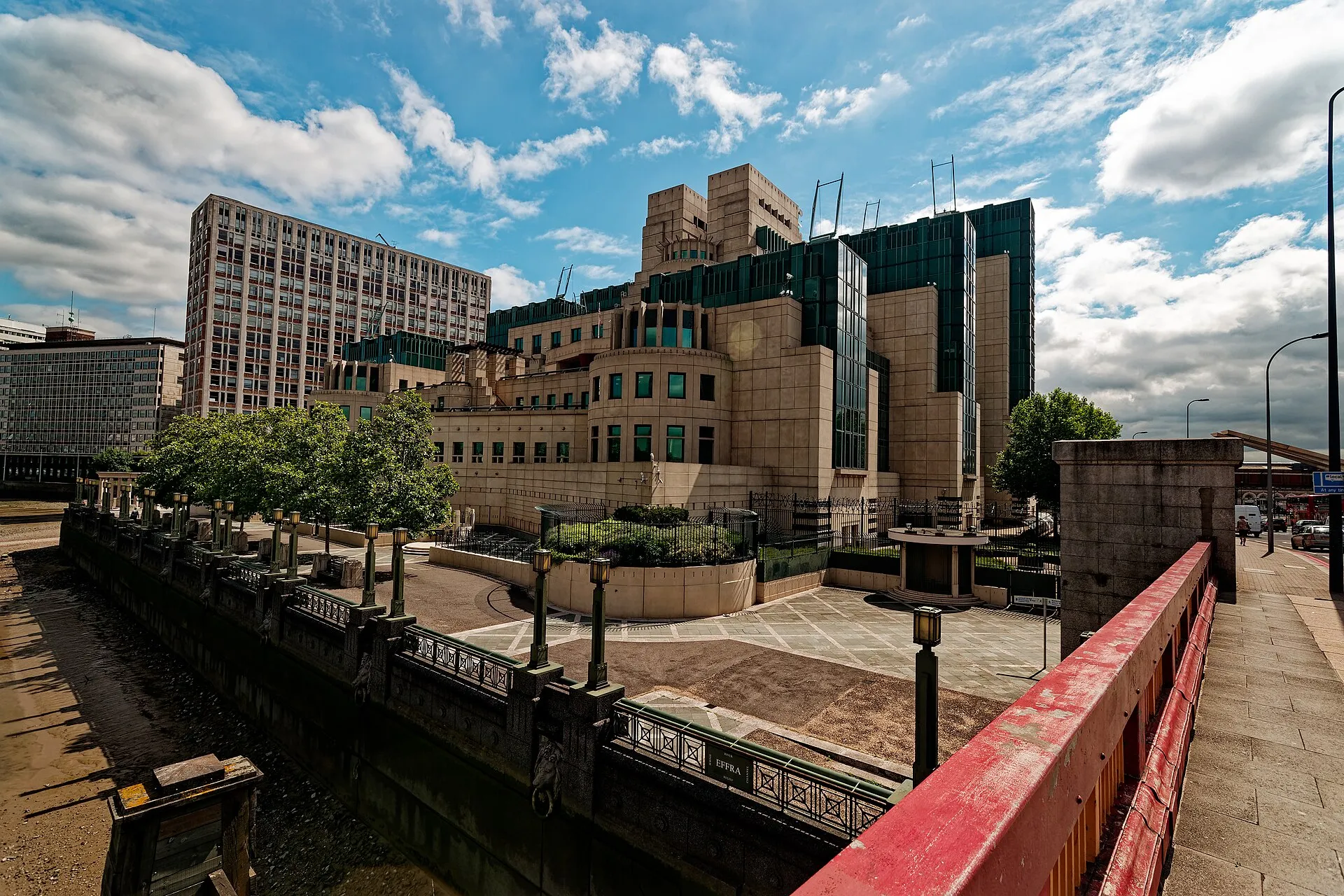 Das MI6-Gebäude am Themseufer in Vauxhall