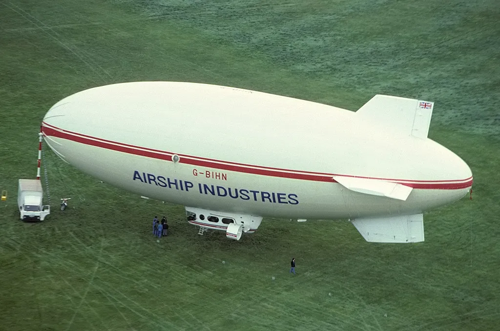 Weißes Airship Industries Skyship 500 aus der Luft