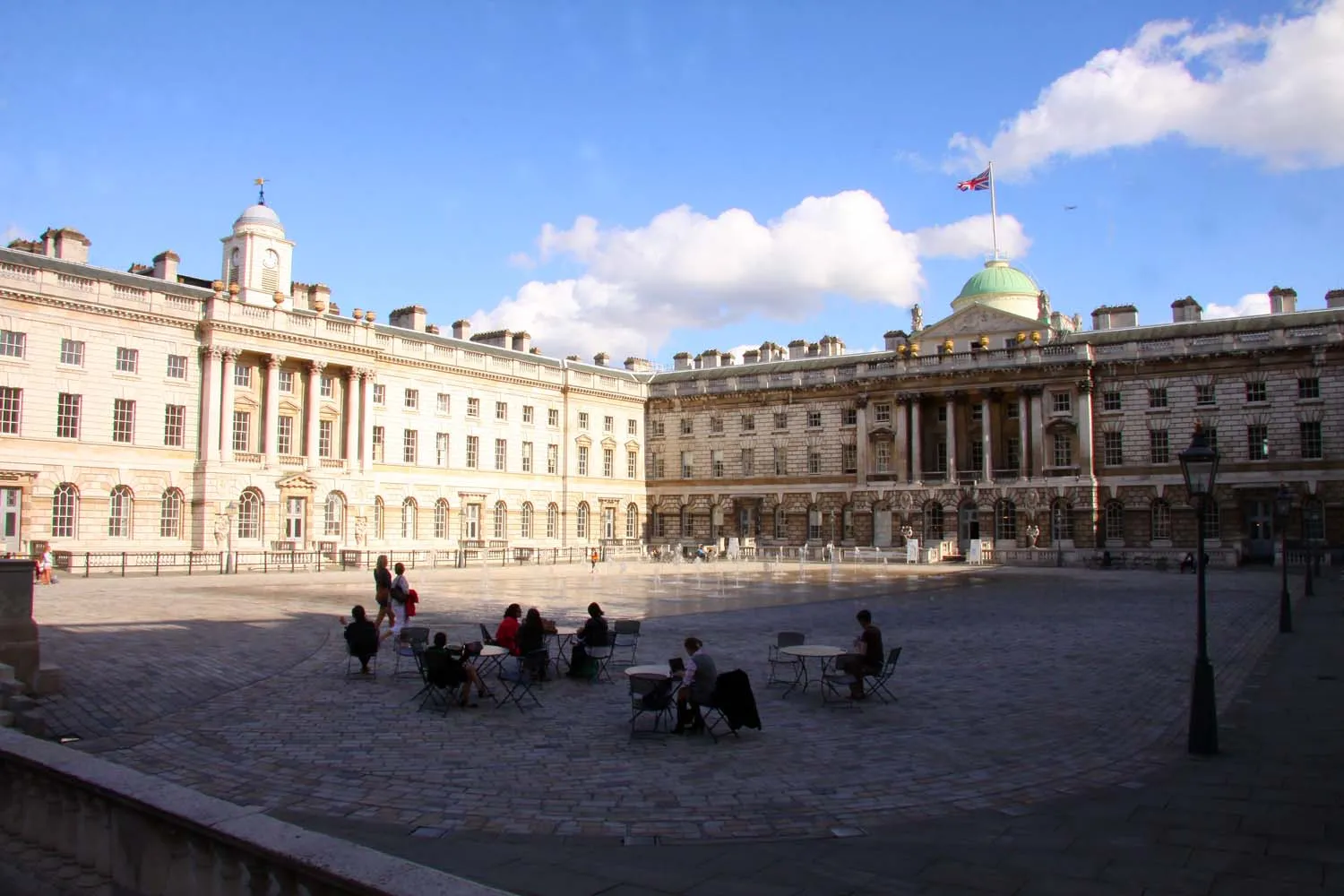 Weiter Innenhof von Somerset House in London