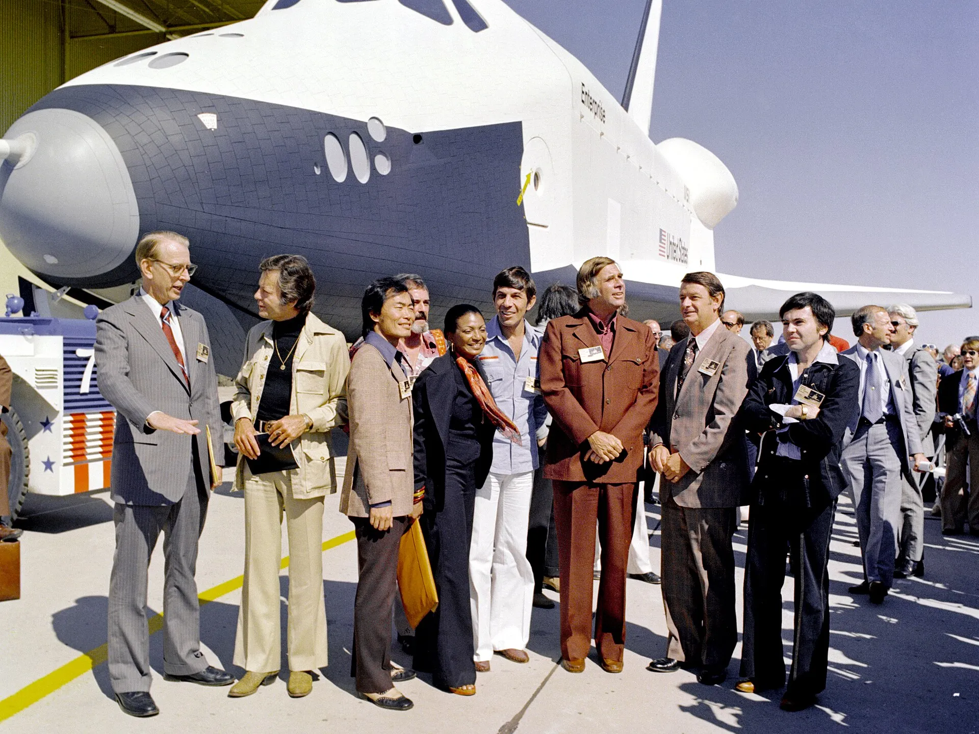 NASA-Raumgleiter Enterprise auf dem Rollfeld mit einer Besuchergruppe davor
