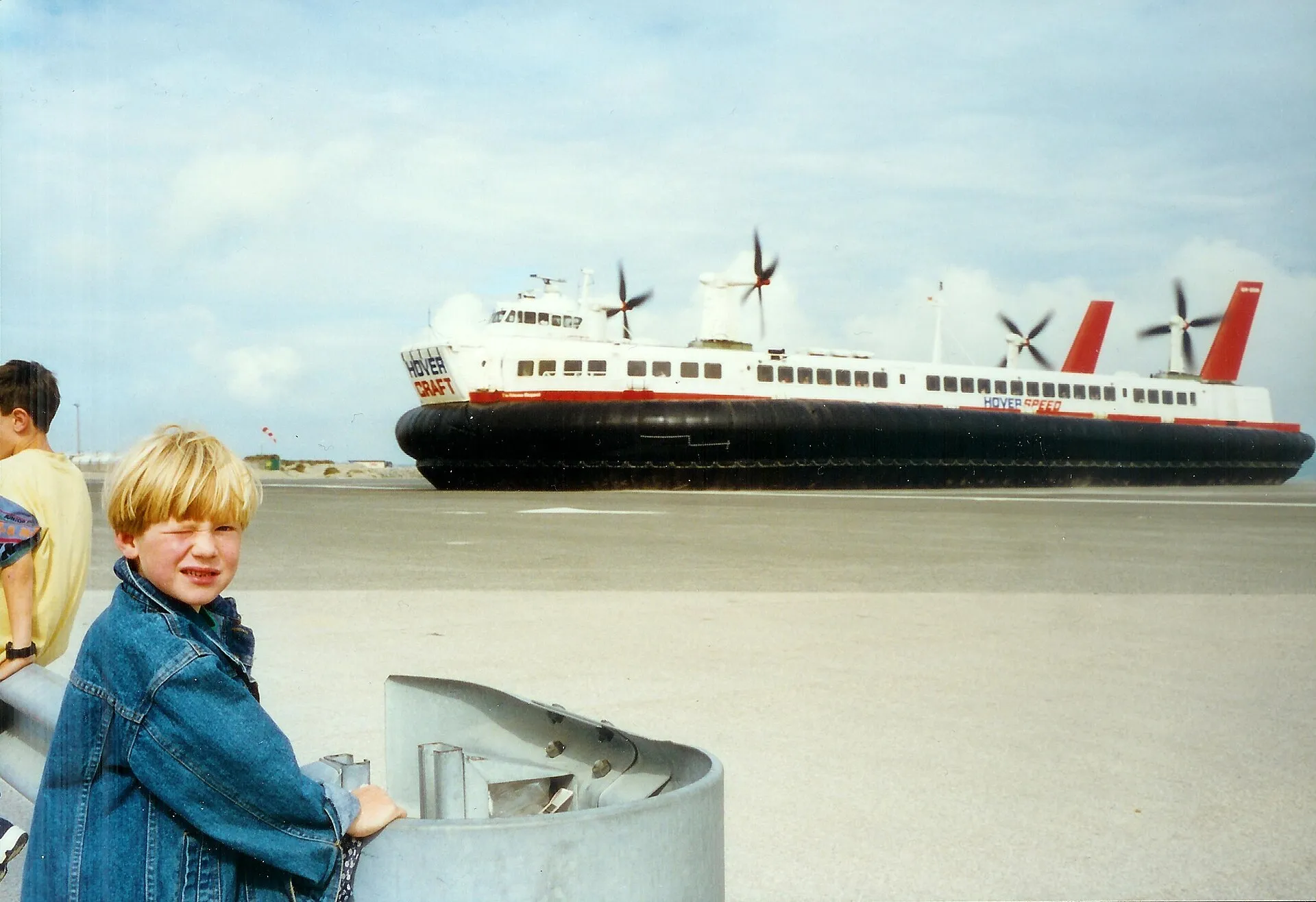 Die Luftkissenfähre The Princess Margaret im Jahr 1997 mit Besuchern im Vordergrund.