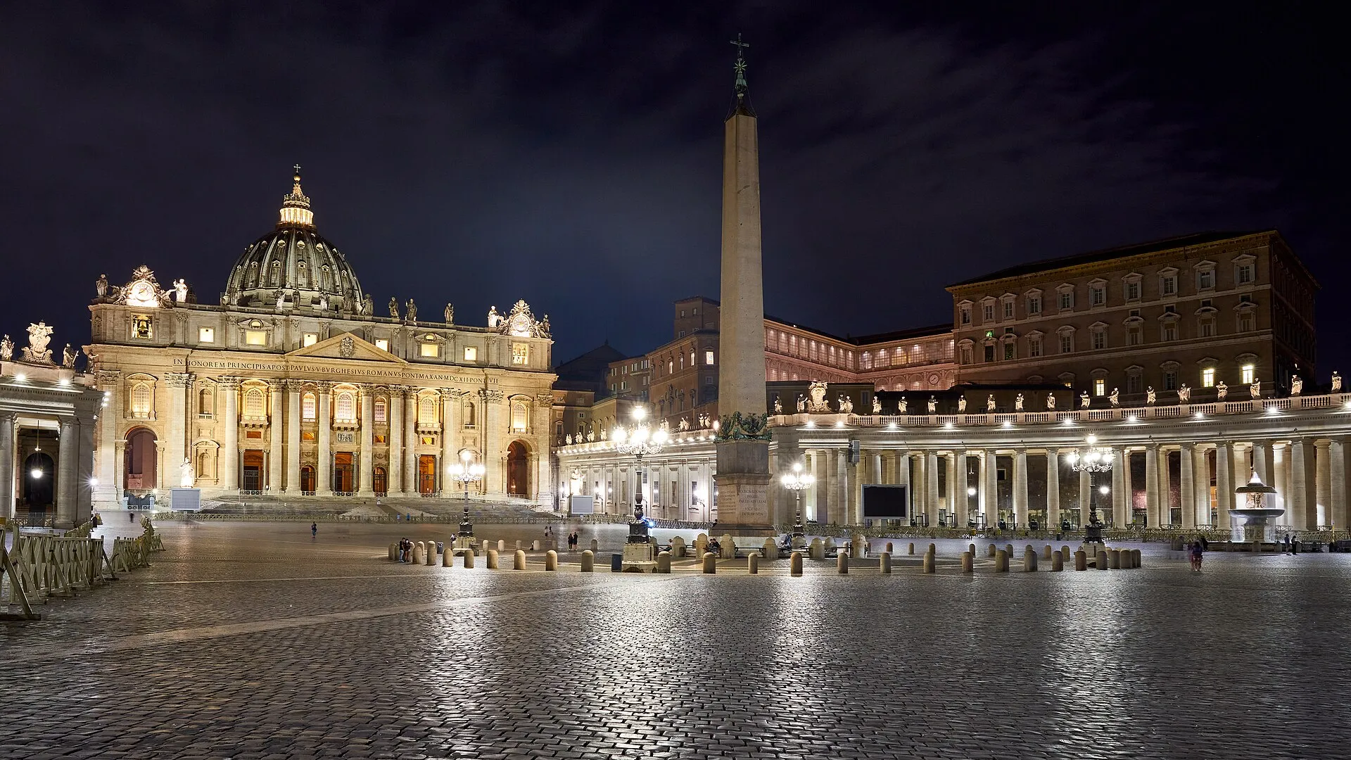 Nächtlich beleuchteter Petersplatz mit Petersdom