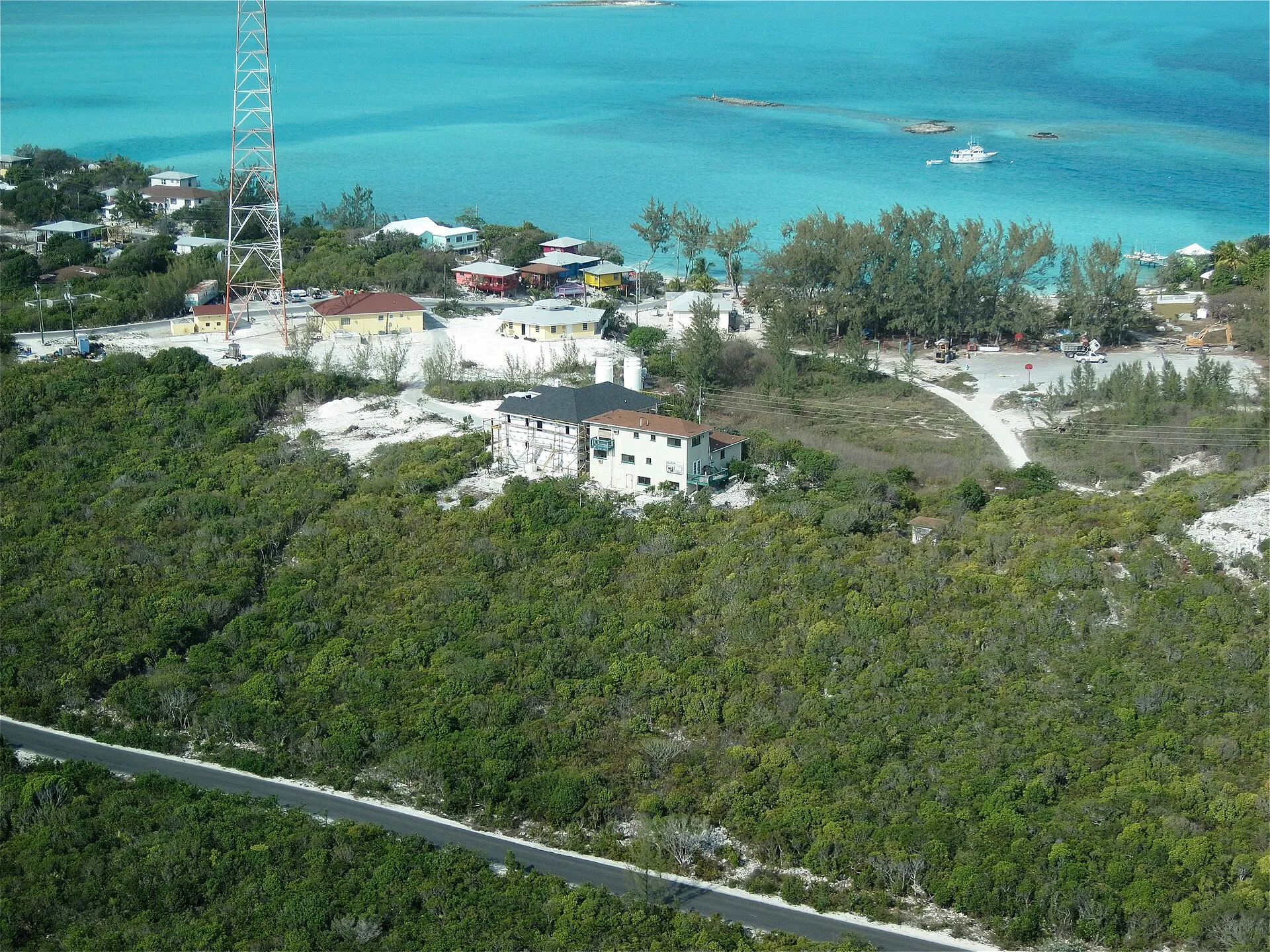 Luftaufnahme der Siedlung von Staniel Cay in den Exumas mit türkisfarbenem Wasser und vorgelagerten Felsinseln