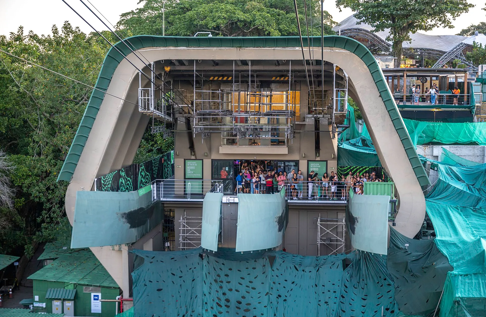 Seilbahnstation am Zuckerhut hoch über Rio de Janeiro und der Guanabara-Bucht
