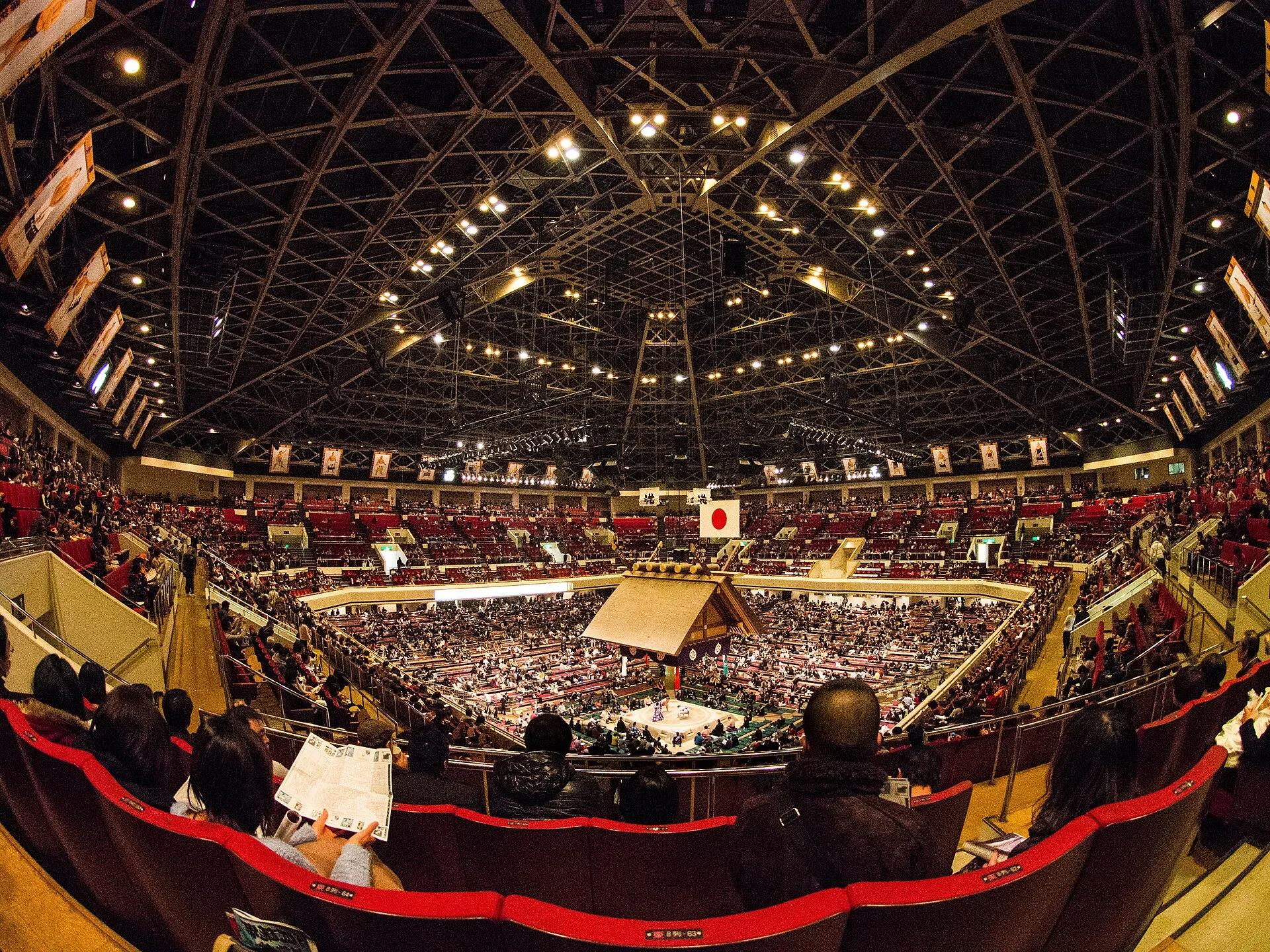 Blick von der Tribüne auf den Sumo-Ring in der Kokugikan-Halle in Tokio