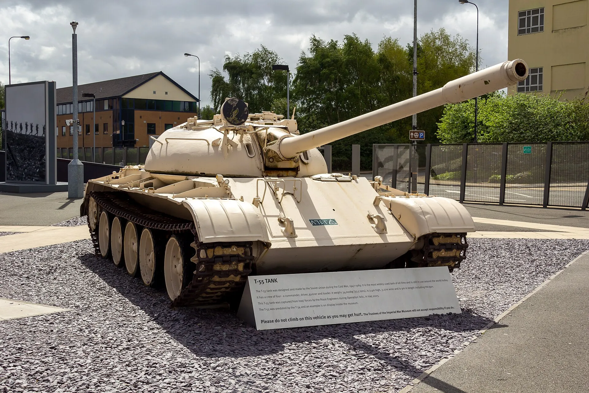 Sandfarbener T-55-Kampfpanzer in einer Museumsausstellung