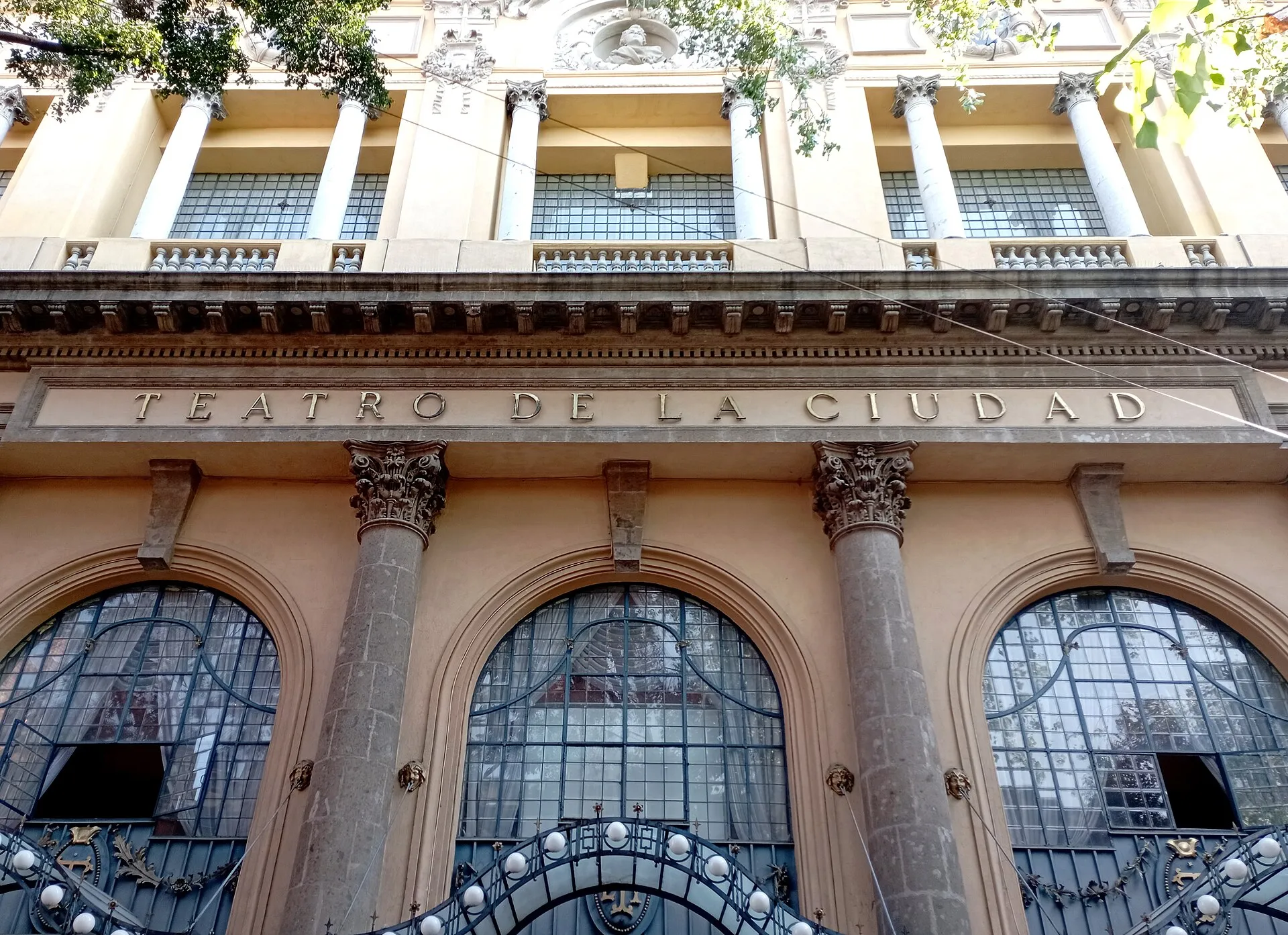 Fassade des Teatro de la Ciudad Esperanza Iris