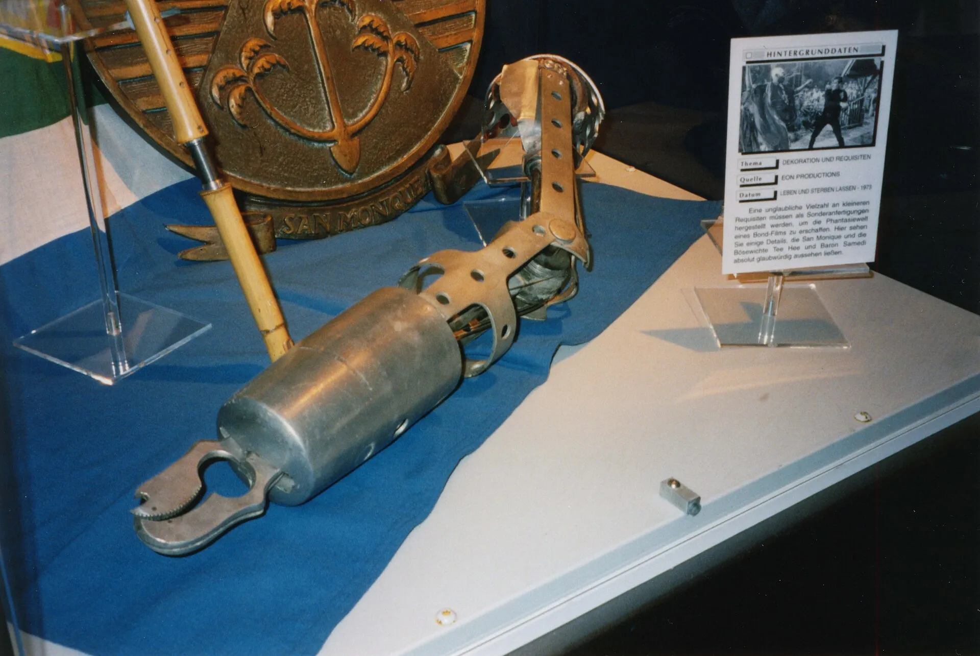 Tee Hees mechanischer Greifarm aus „Leben und sterben lassen“ in einer Ausstellung