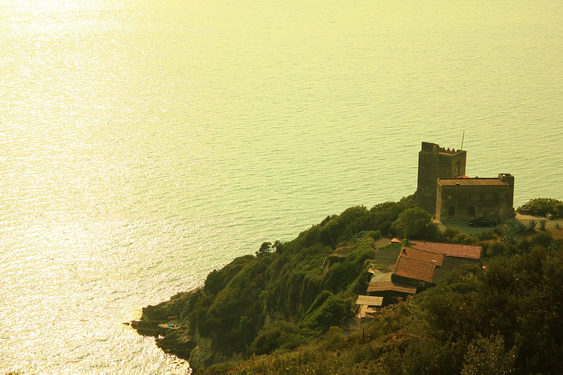 Torre di Talamonaccio über der toskanischen Küste