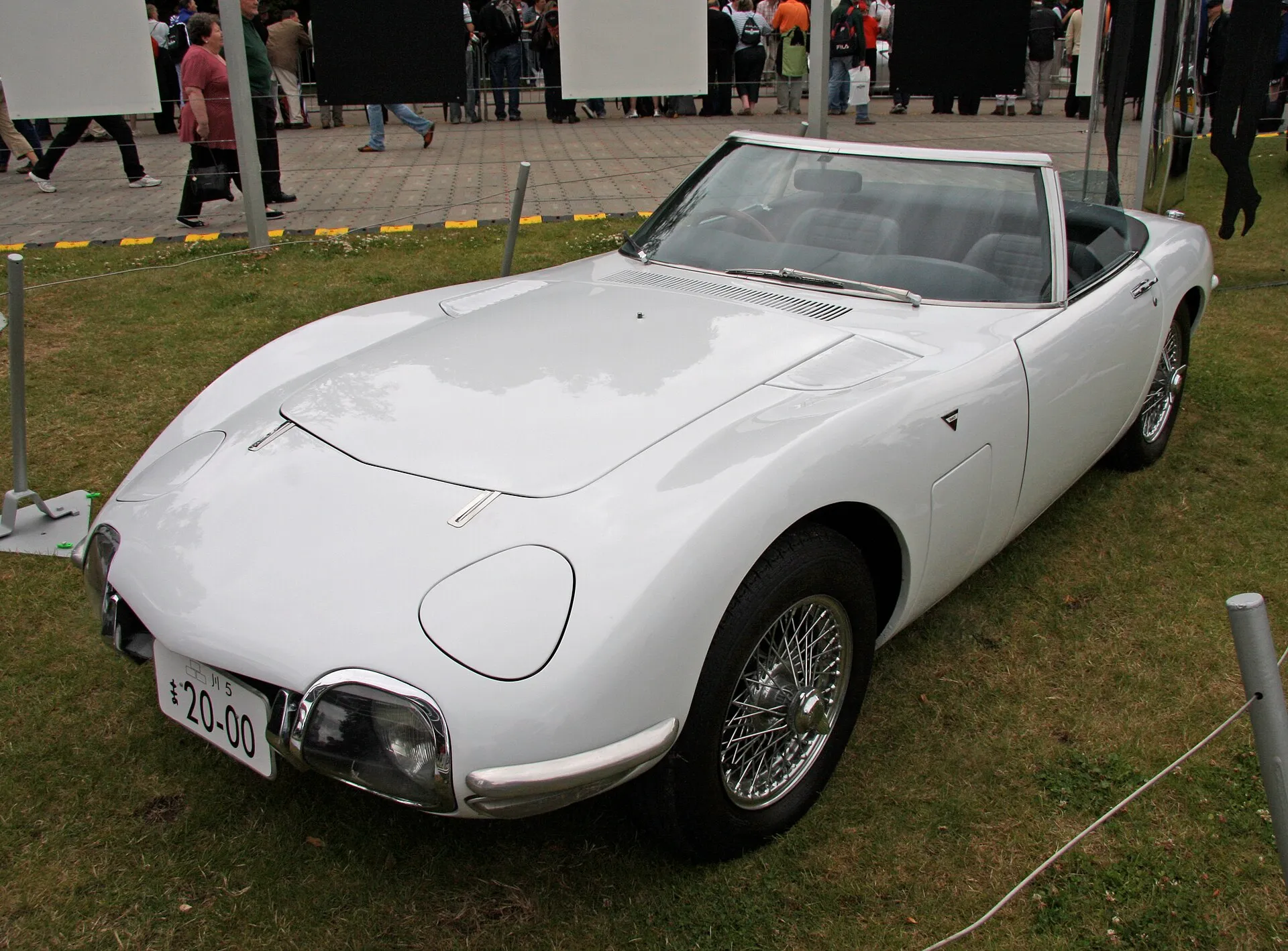 Weißer Toyota 2000GT Roadster, Nachbau des Filmwagens