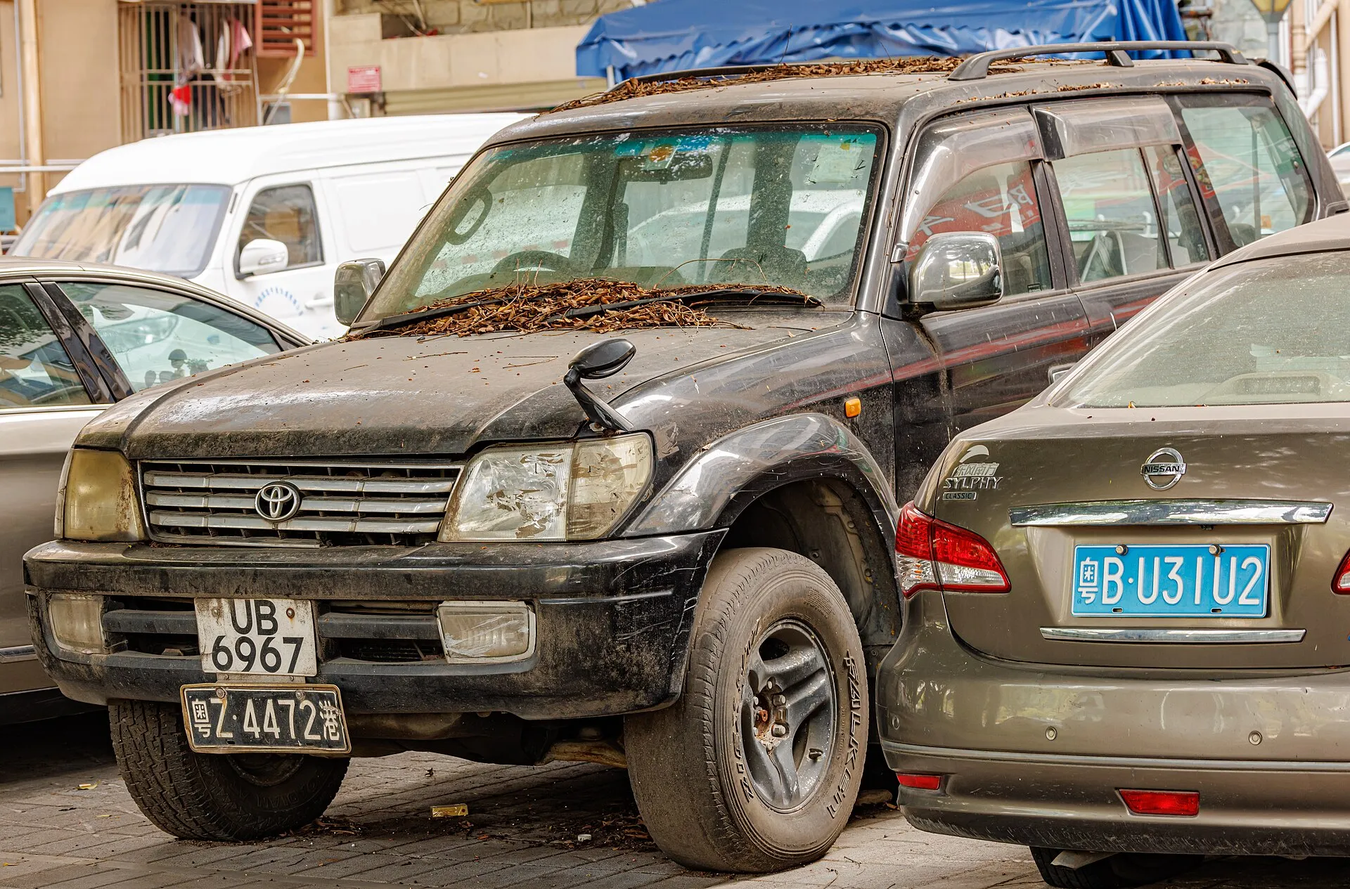 Dunkler Toyota Land Cruiser Prado J90 im Straßenverkehr