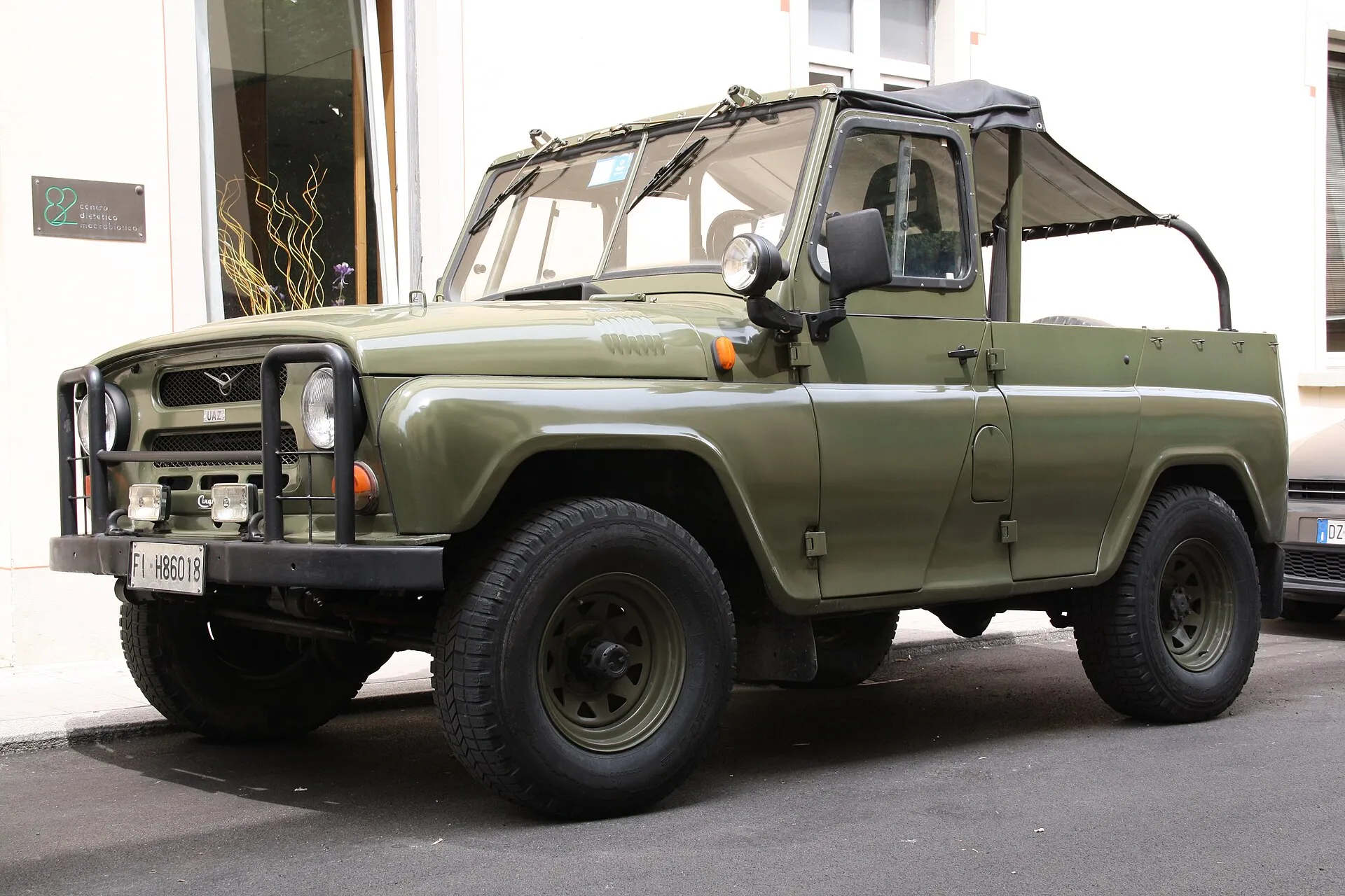Grüner UAZ-469-Militärgeländewagen mit Stoffverdeck