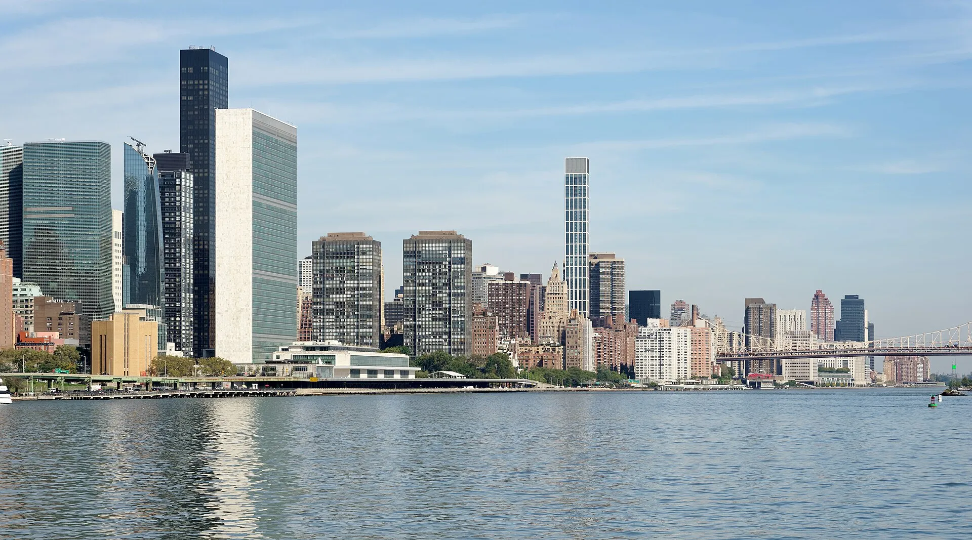 Das Hauptquartier der Vereinten Nationen in New York vom East River aus gesehen
