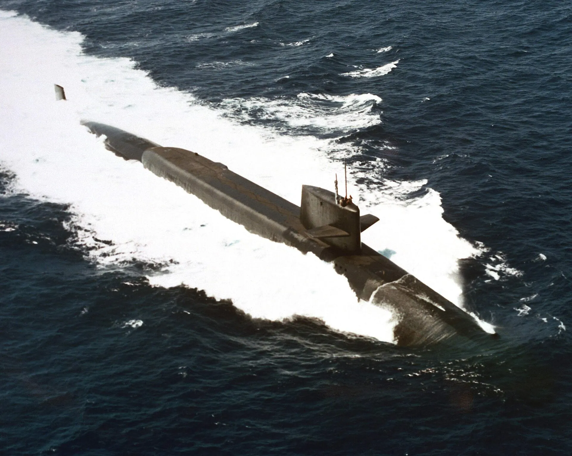 Luftaufnahme eines aufgetauchten amerikanischen Raketen-U-Boots in voller Fahrt mit langer Bugwelle