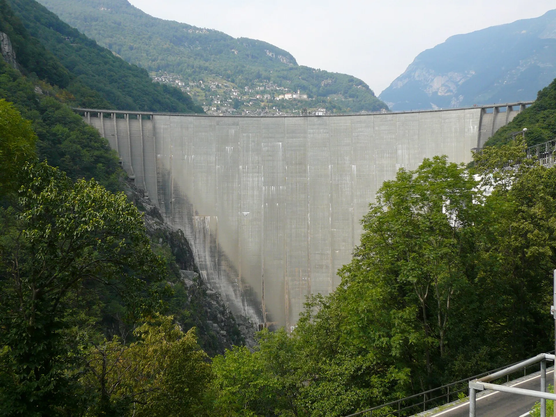 Die hohe Bogenstaumauer am Lago di Vogorno im Verzascatal