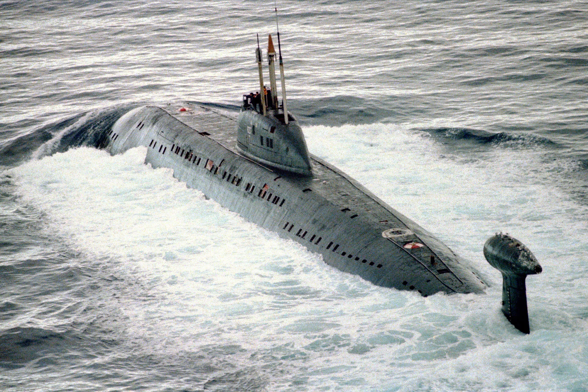 Sowjetisches Atom-U-Boot der Victor-III-Klasse auf See