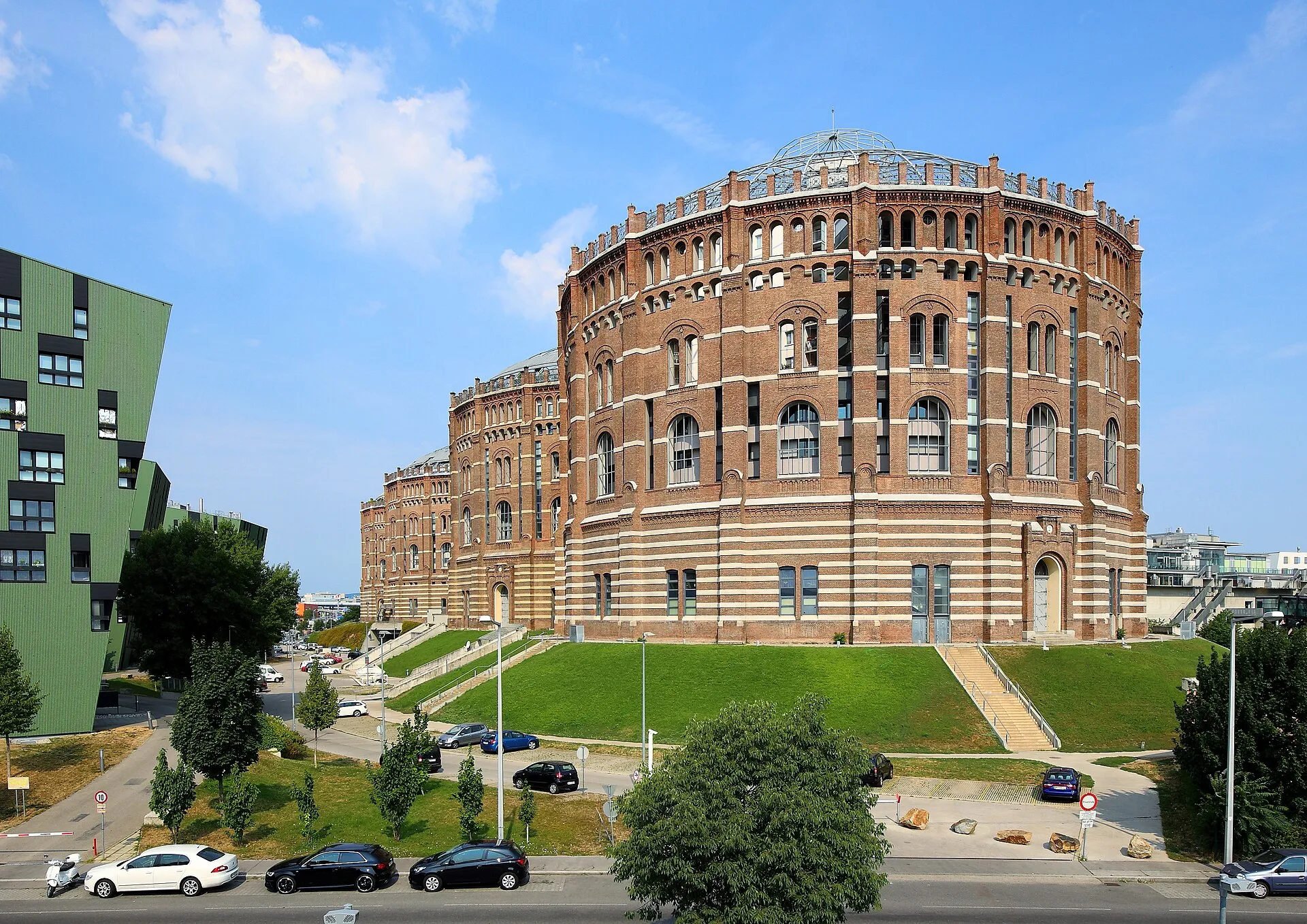 Vier historische Gasometer in Wien-Simmering