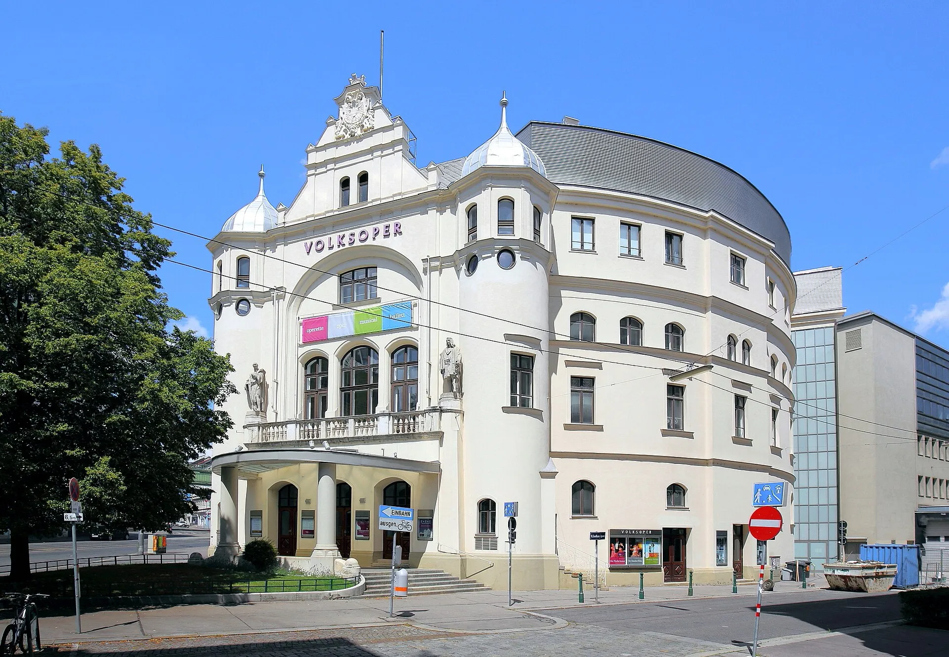 Historische Fassade der Volksoper Wien