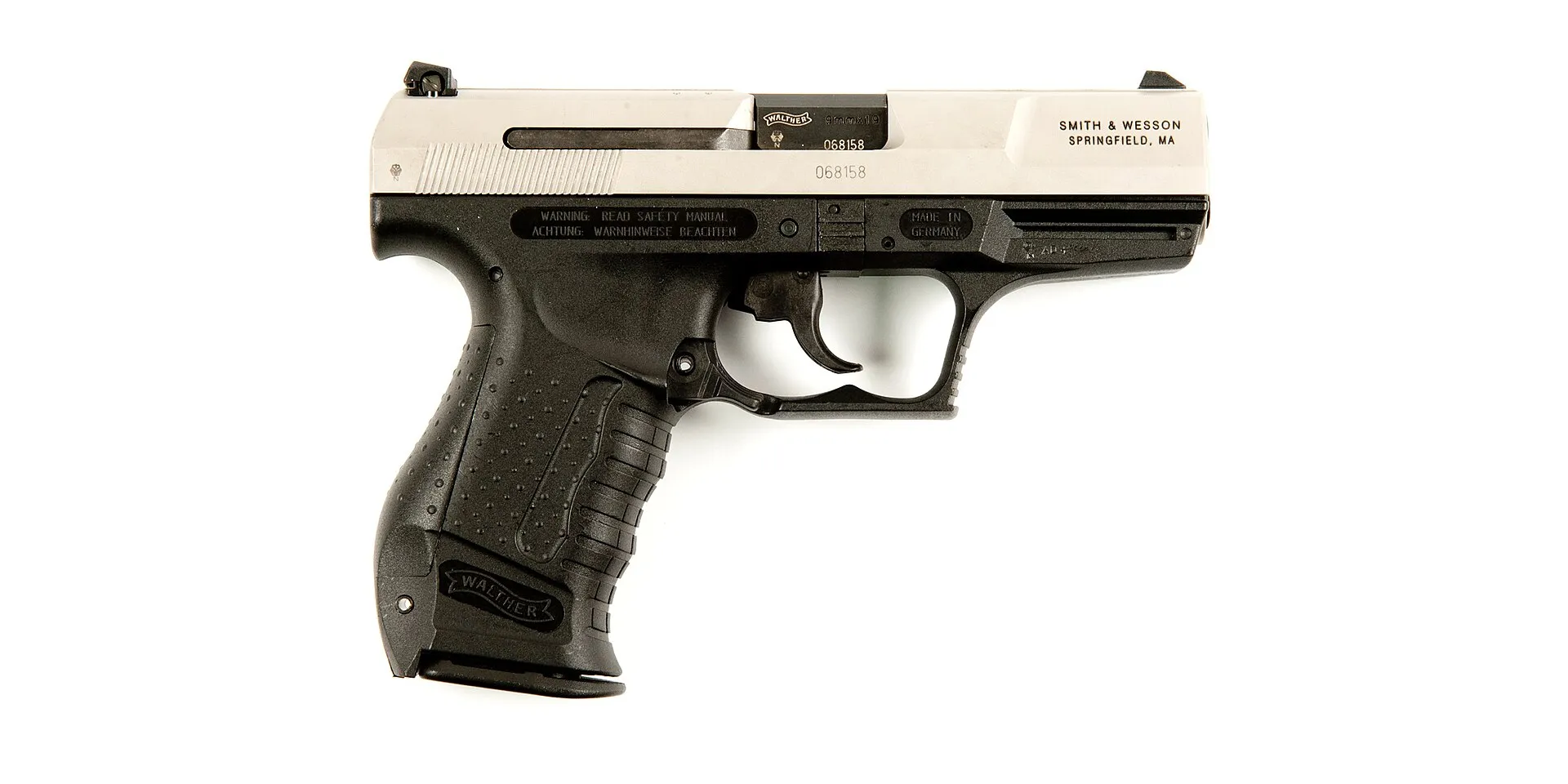 Schwarze Walther P99 in Seitenansicht auf weißem Hintergrund
