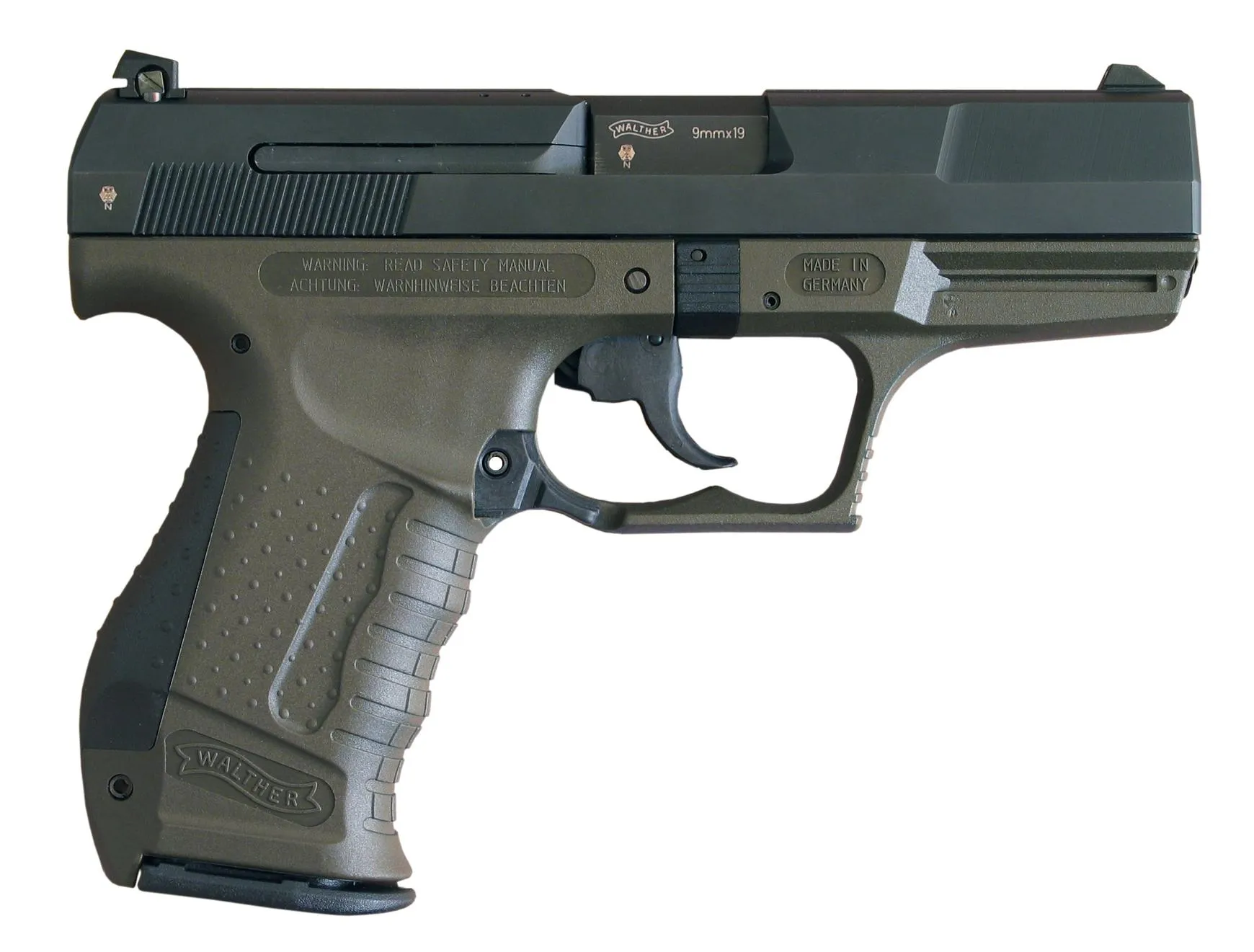 Walther P99 in seitlicher Ansicht vor weißem Hintergrund