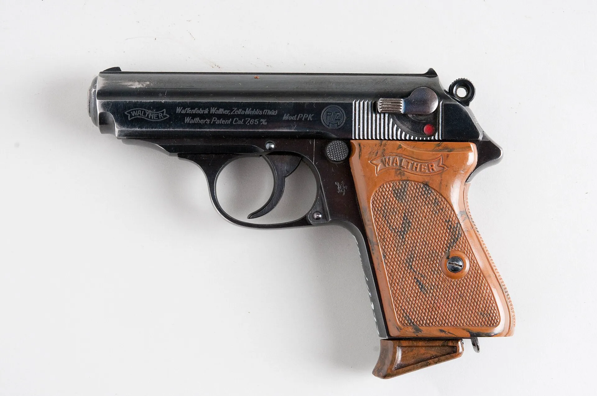 Walther PPK im Kaliber 7,65 mm mit braunen Griffschalen und Herstellerprägung aus Zella-Mehlis, von links