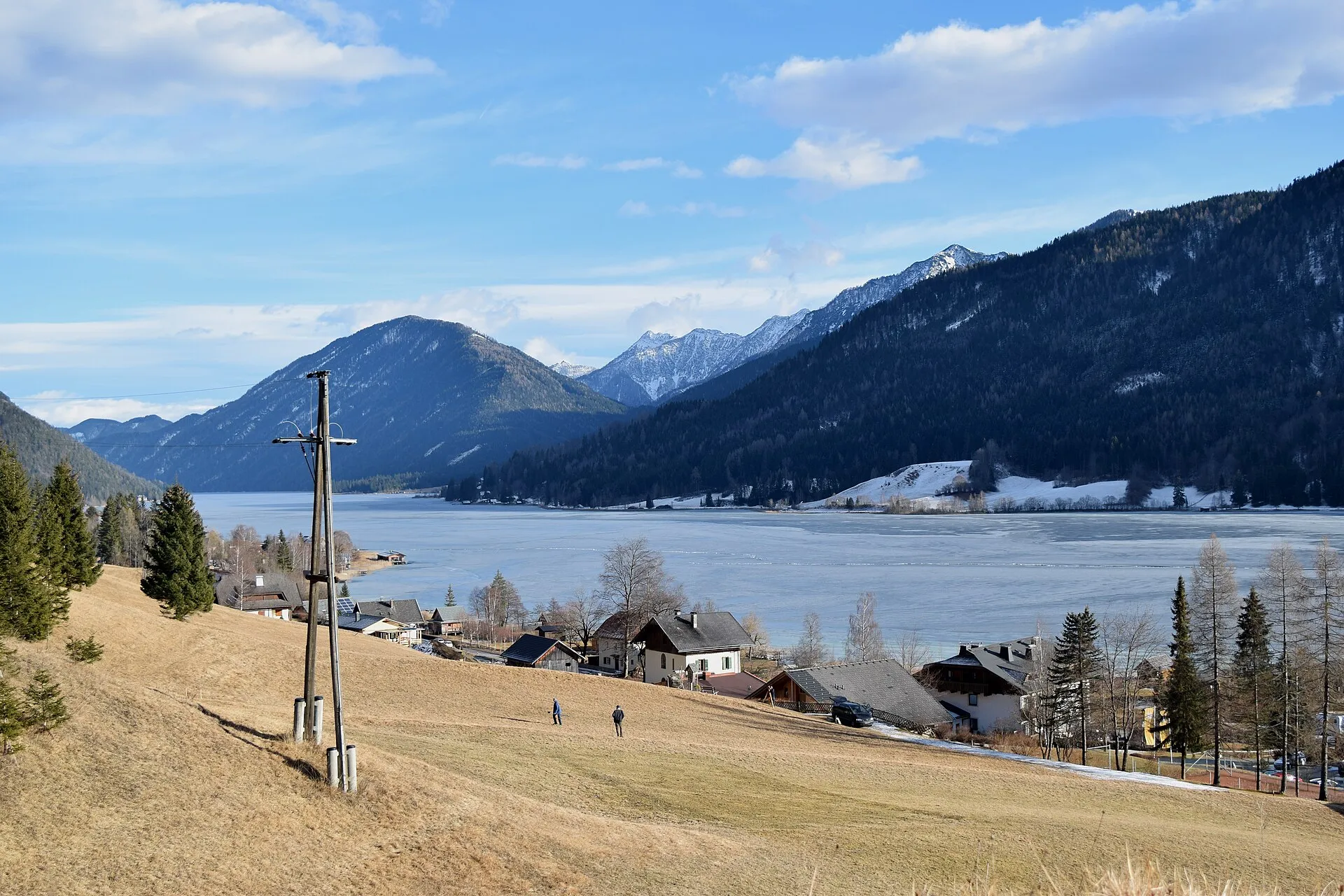 Verschneiter und zugefrorener Weissensee in Kärnten