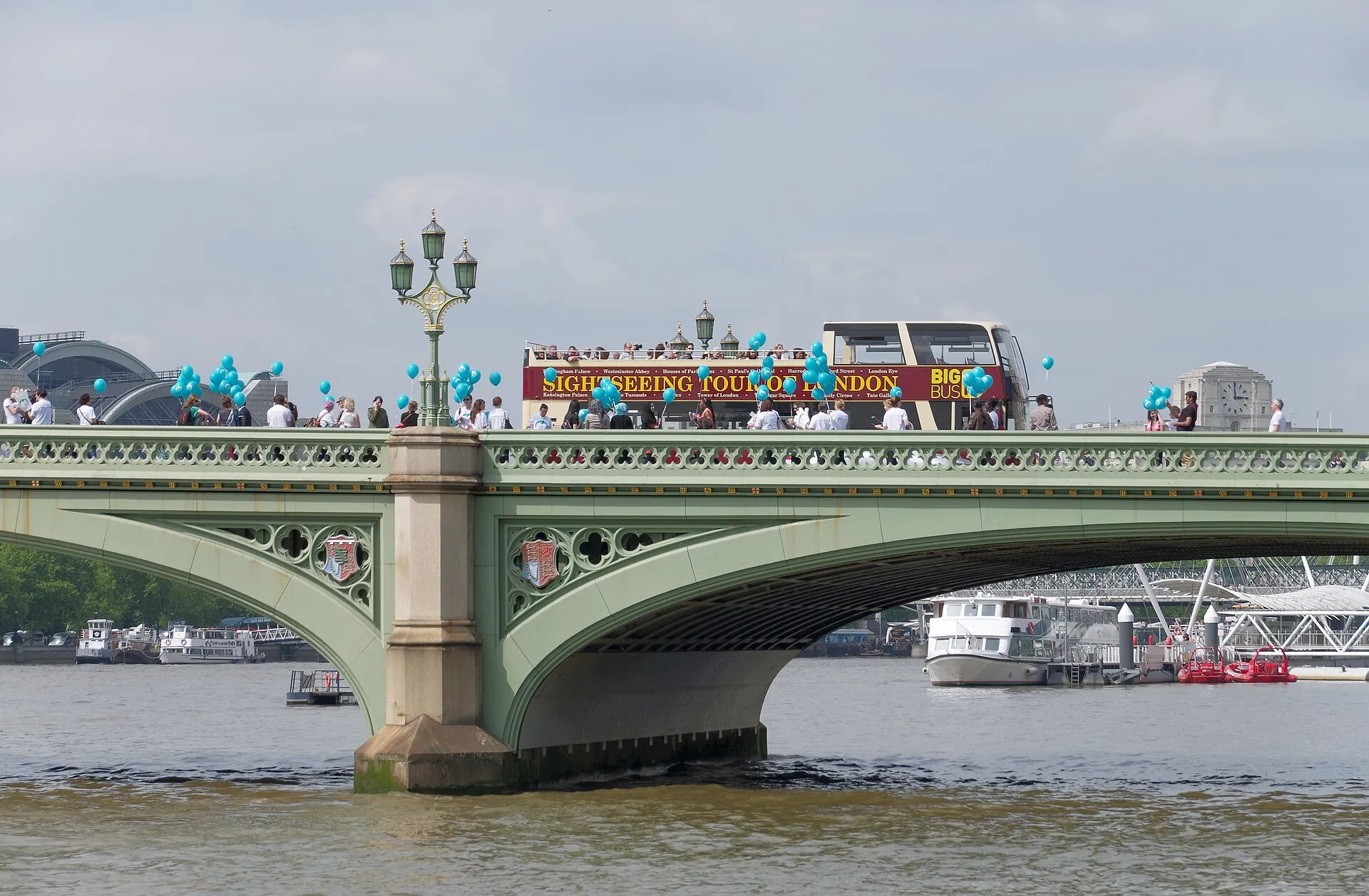 Westminster Bridge mit Bus und Fußgängern