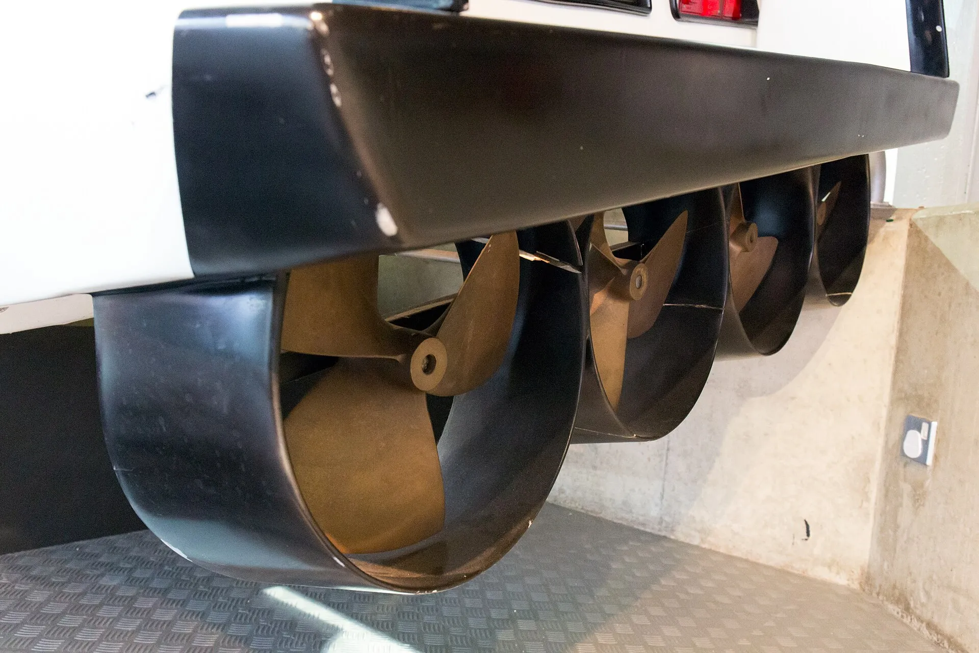 Nahaufnahme von vier ummantelten Propellern unter dem Heck des weißen Lotus Esprit