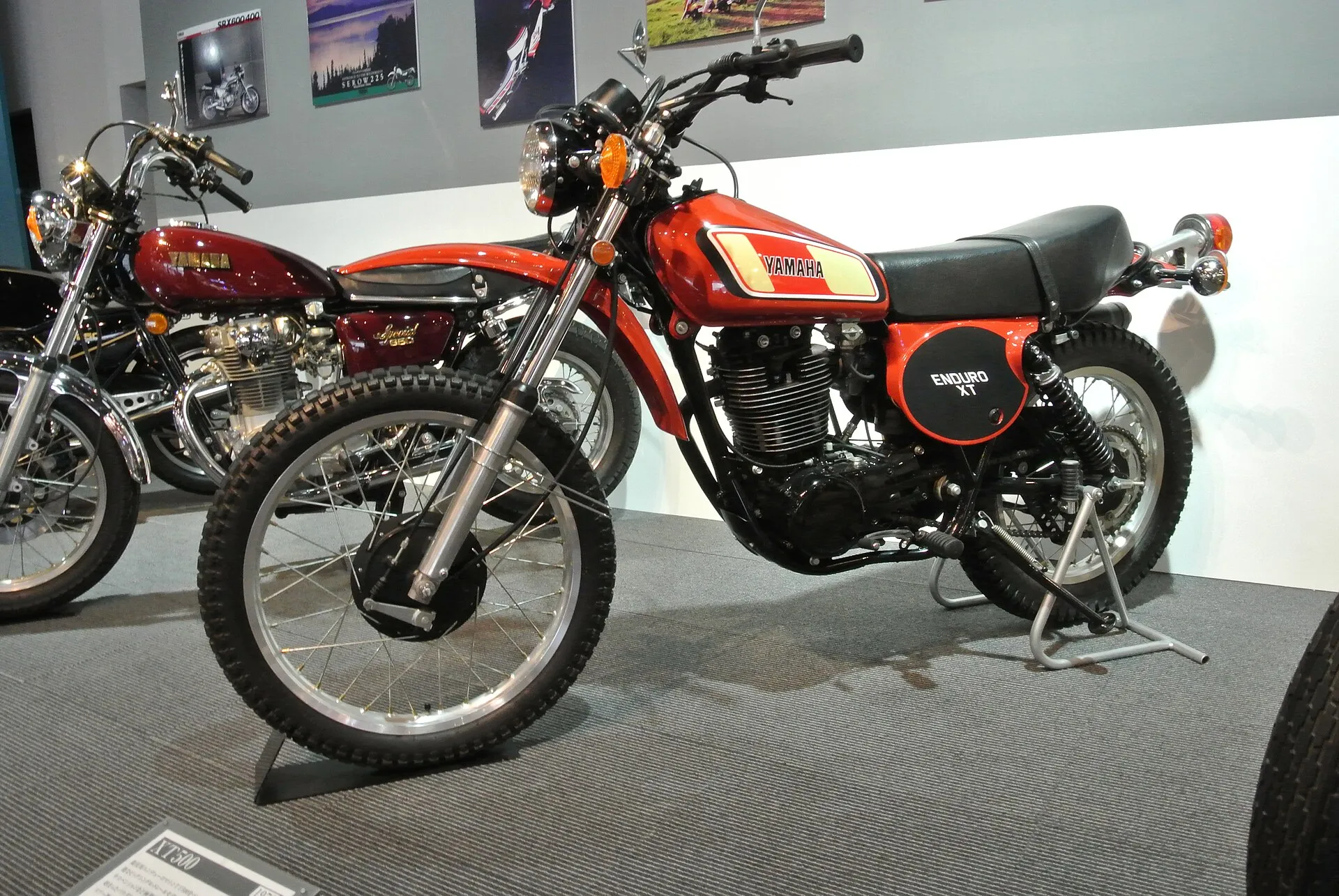 Silberne Yamaha XT500 in Seitenansicht