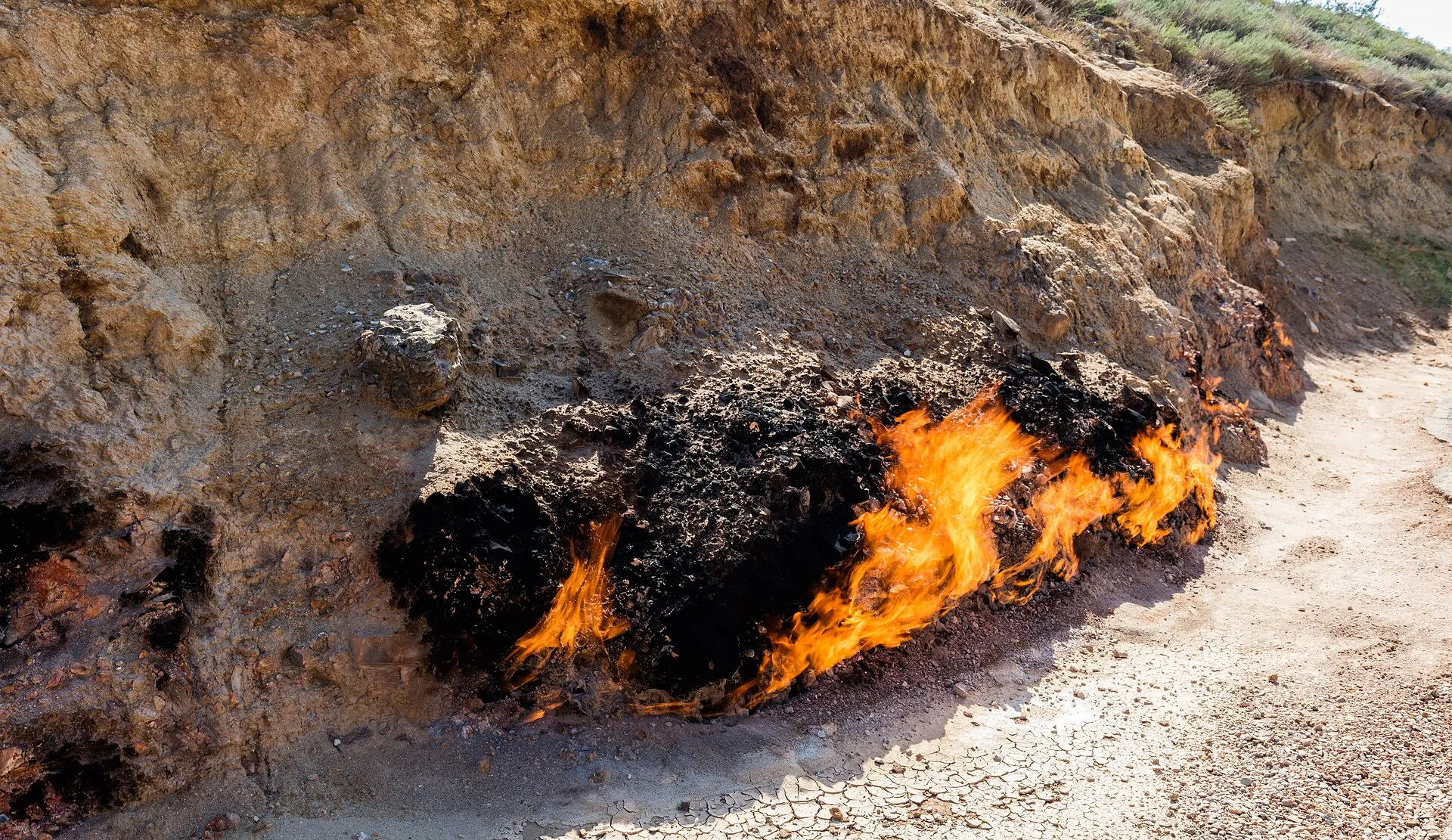 Flammen treten am felsigen Hang von Yanar Dağ aus dem Boden
