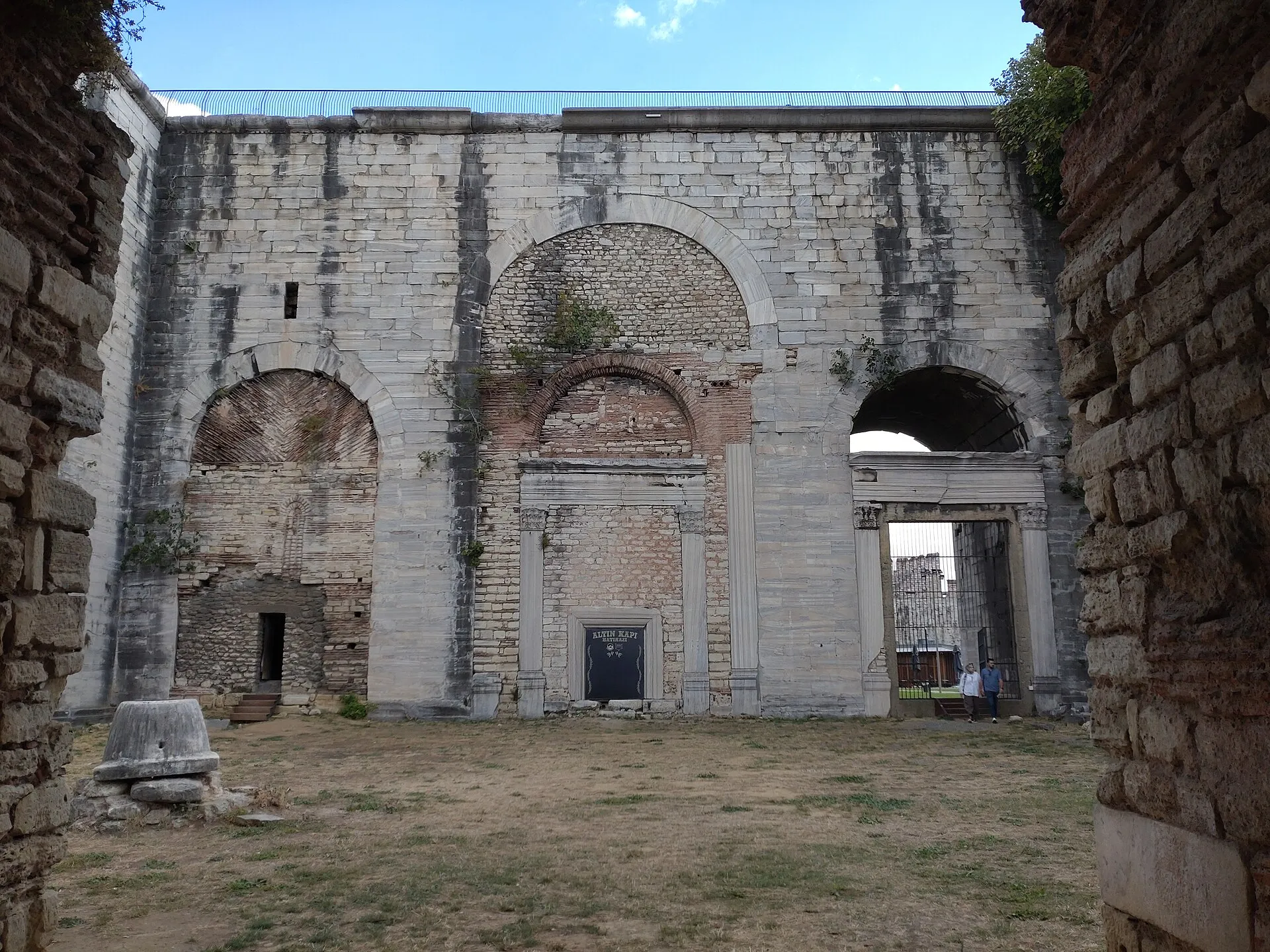 Innenhof der Yedikule-Festung in Istanbul mit dem zugemauerten Goldenen Tor