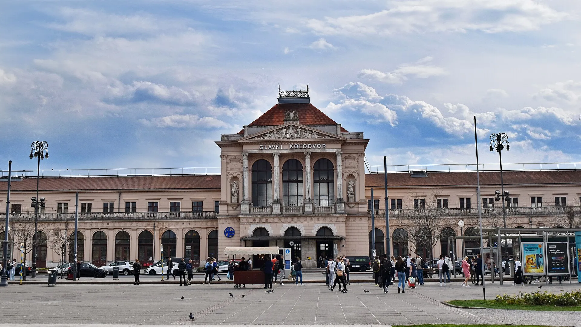 Klassizistische Fassade des Zagreber Hauptbahnhofs mit Giebel und Säulenportal