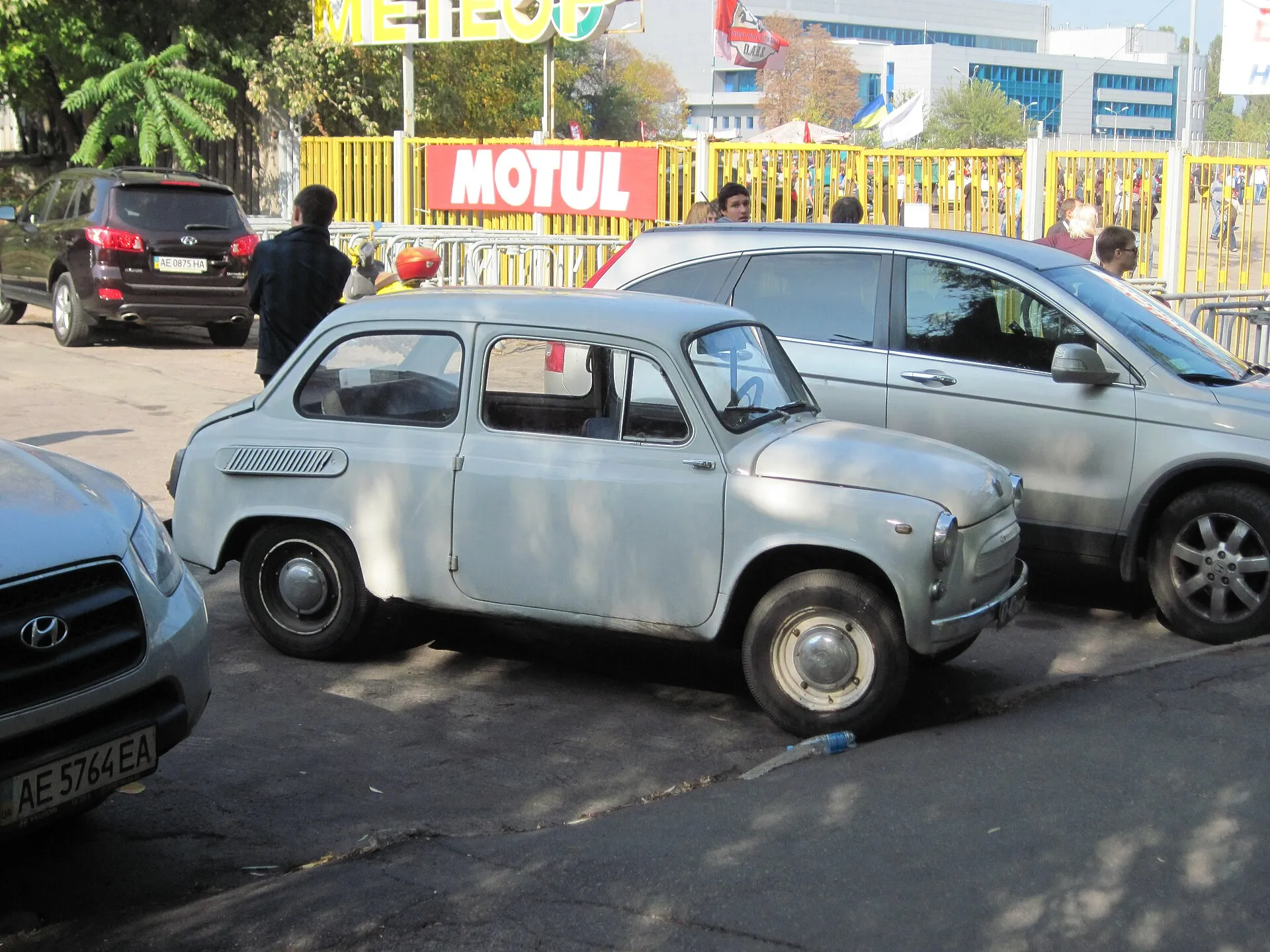 Grauer ZAZ-965A Zaporozhets zwischen modernen Autos
